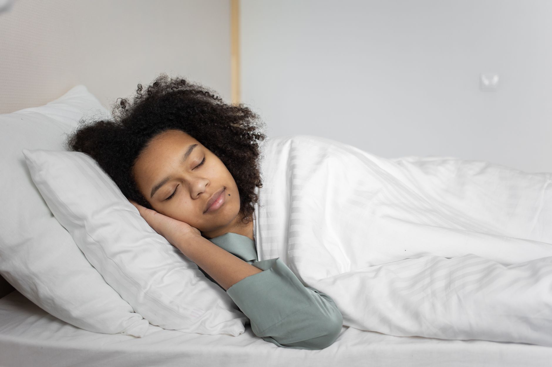 Illustration for longevity: between 6.4 and 7.8 hours of sleep may aid healthy aging